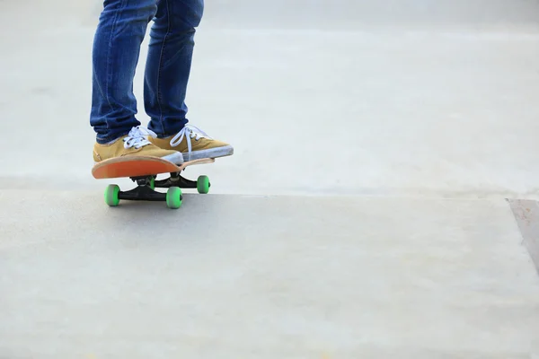 Gambe femminili skateboard — Foto Stock