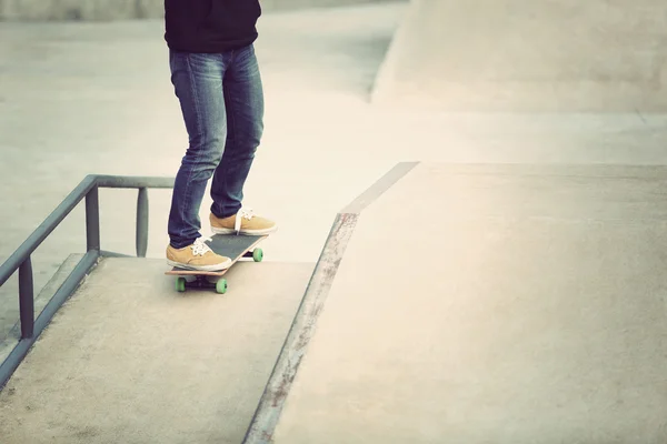 Gambe femminili skateboard — Foto Stock