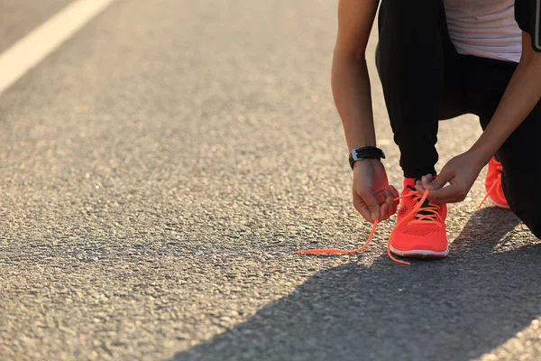 Sportif kadın bağlama ayakkabı bağı — Stok fotoğraf