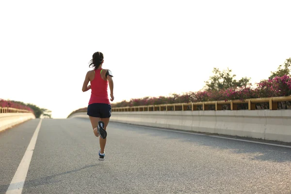 Femme coureuse courir sur la route — Photo