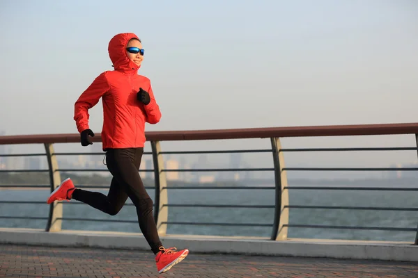 Kobieta biegacz nad morzem — Zdjęcie stockowe
