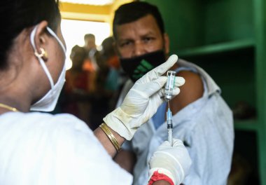 Barpeta, Assam, Hindistan. 20 Eylül 2021. Mirasçılar bir köydeki aşı merkezinde bir doz COVID-19 koronavirüs aşısı alıyorlar..