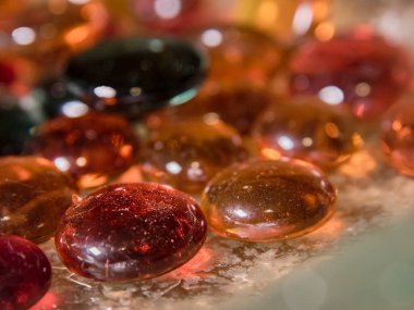  Kırmızı, turuncu, yeşil cam boncuklar arka plan