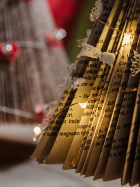 Noel süslemesi, kitap sayfalarından yapılmış ışıklandırılmış Noel ağacı