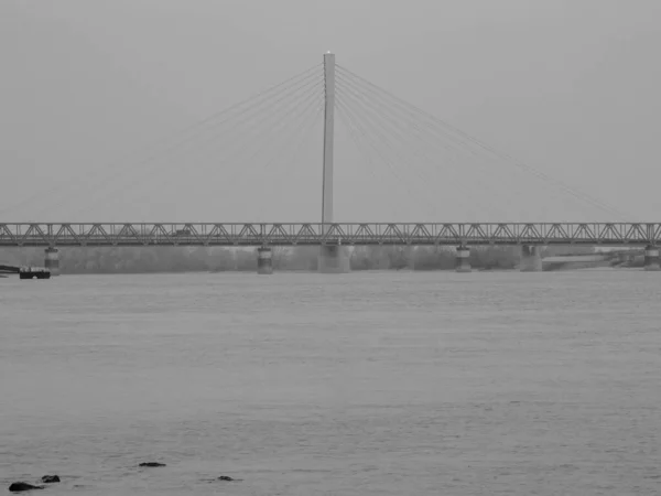 Pont Sur Rivière Dans Brouillard — Photo