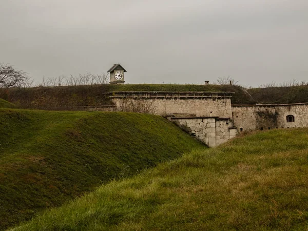 Историческая Крепость Спрятанная Часовой Башней Среди Зеленых Холмов — стоковое фото