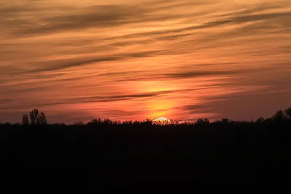 Sonnenuntergang Über Dem Feld Sonne Hinter Dem Hügel — Stockfoto