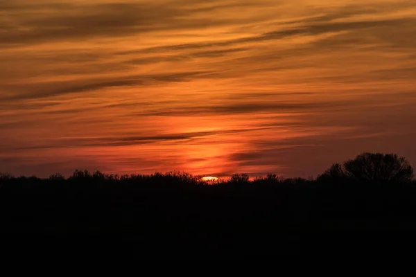 Sonnenuntergang Über Dem Feld Sonne Hinter Dem Hügel Oranger Himmel — Stockfoto