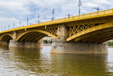 Macaristan, Budapeşte 'deki Tuna Nehri üzerindeki sarı Margaret Köprüsü.