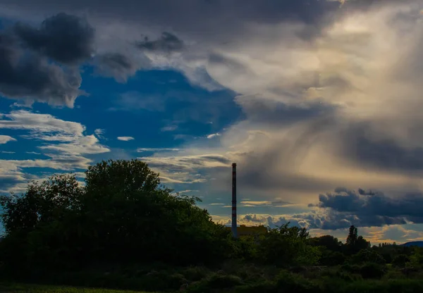 Riesiger Schornstein Mit Bewölktem Himmel Hintergrund — Stockfoto