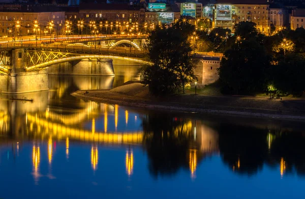 Άποψη Του Φωτεινό Κίτρινο Γέφυρα Φωτίζεται Νύχτα Στο Μπλε Ώρα — Φωτογραφία Αρχείου