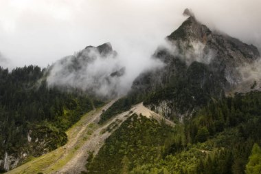 Alplerdeki dağlarda bulutlarla kaplı manzara