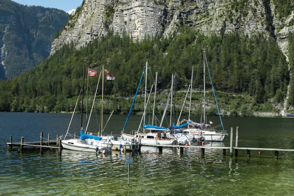 Obertraun Blick Zwischen Den Bergen Mit Hallstatter See Segelboote Auf — Stockfoto