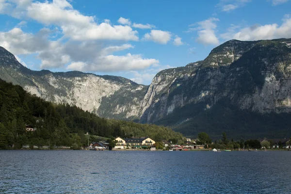 Obertraun Blick Zwischen Schattigen Felsigen Bergen Wolkenverhangener Himmel Oberösterreich Hallstatter — Stockfoto