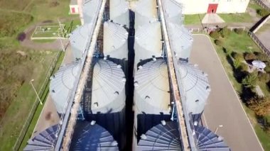 Modern tarım fabrikasındaki tahıl asansörü.