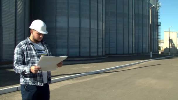 Ingeniero profesional con planos de inspección de silos agrícolas — Vídeo de stock