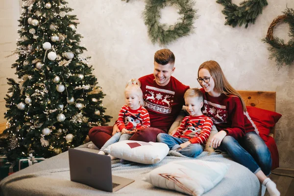 Mutlu aile Noel 'de birlikte film izliyor.