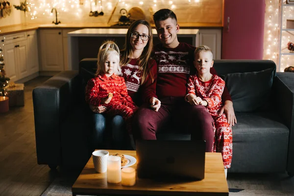 Glückliche Familie schaut an Weihnachten gemeinsam Film lizenzfreie Stockbilder