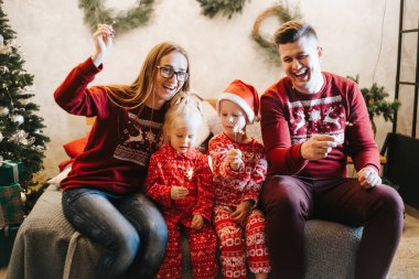 Evde Noel 'i kutlayan maytaplı neşeli bir aile.