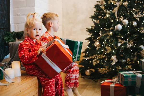 Enfants mignons avec des cadeaux de Noël à la maison — Photo