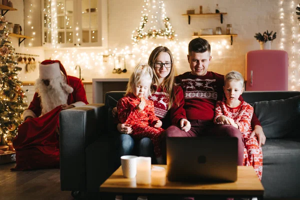 Noel Baba Noel ağacının altına hediyeler koyar.