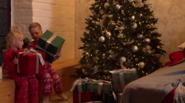Evde Noel hediyeli şirin çocuklar.