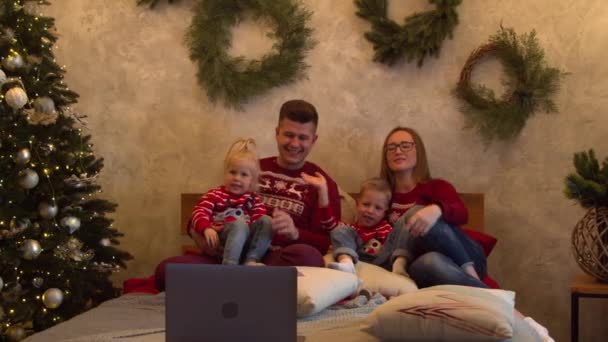 Boldog család videohívás karácsony napján — Stock videók