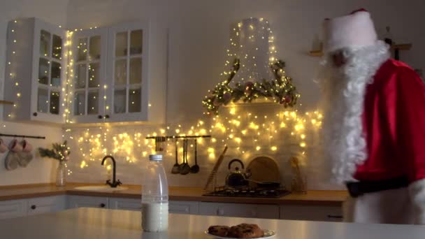 Decepcionado Santa Claus en la cocina decorada en Navidad — Vídeos de Stock