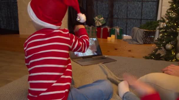 Veselé děti mluví se Santa Clausem na video chat o Vánocích — Stock video