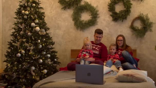 Šťastná rodina sleduje film společně na Vánoce — Stock video
