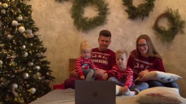 Mutlu bir ailenin Noel günü görüntülü görüşmesi var.