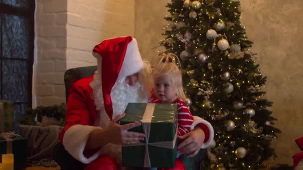 Milý Santa Claus dává dárkovou krabici malé holčičce — Stock video
