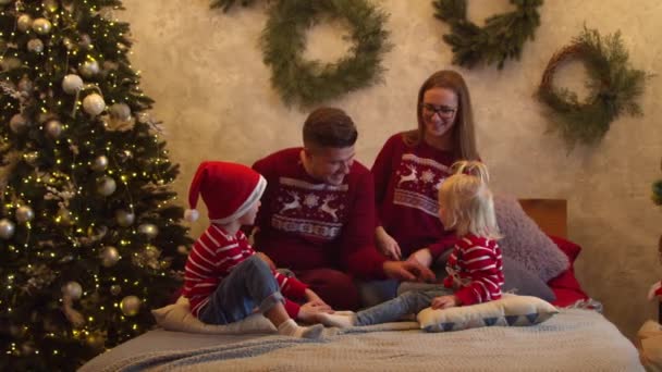 Veselá rodina si na Štědrý den vyměňuje dárky — Stock video