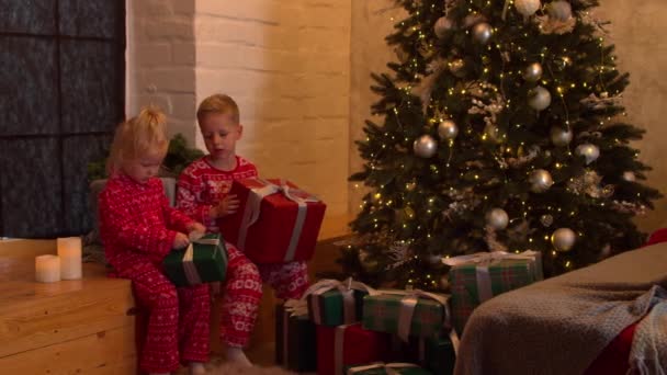 Lindos niños con regalos de Navidad en casa — Vídeos de Stock