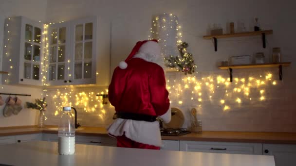 Neşeli Noel Baba Noel 'de mutfakta dans ediyor. — Stok video