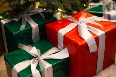 Parlak ve renkli Noel hediyeleri Noel ağacının altında