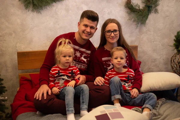 Vrolijke familie hebben plezier samen op bed — Stockfoto