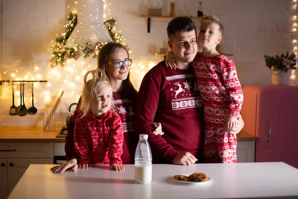 Mutlu aile yatakta birlikte eğleniyor.