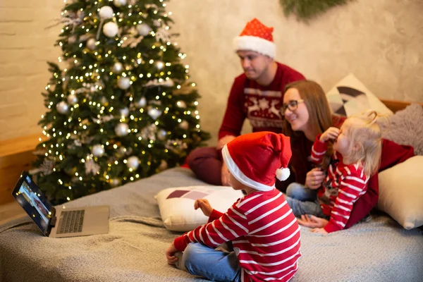 Neşeli çocuklar Noel 'de Noel Baba' yla görüntülü konuşuyorlar.