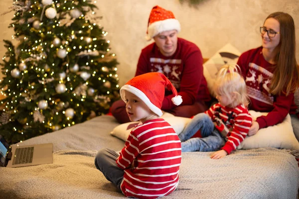 Neşeli çocuklar Noel 'de Noel Baba' yla görüntülü konuşuyorlar.