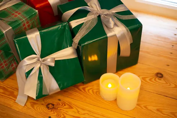 Parlak ve renkli Noel hediyeleri Noel ağacının altında