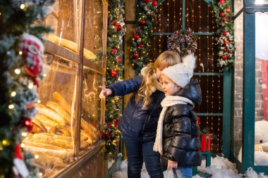 Çocuklar akşam fırında ekmek seçiyor.