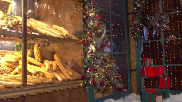 Los niños eligen el pan en la panadería por la noche — Vídeo de stock
