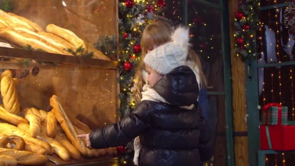 Los niños eligen el pan en la panadería por la noche — Vídeos de Stock