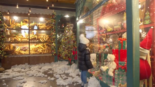 Padre dando juguete a niño feliz en la noche de Navidad — Vídeos de Stock