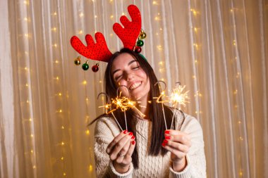 Gülümseyen tatlı kadın 2021 bayramında maytap tutuyor.