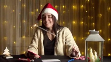 Gülümseyen tatlı kadın 2021 bayramında maytap tutuyor.