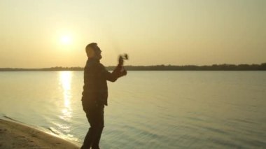 Doğada gün doğumunda balıkçılık yapan çiftçi.