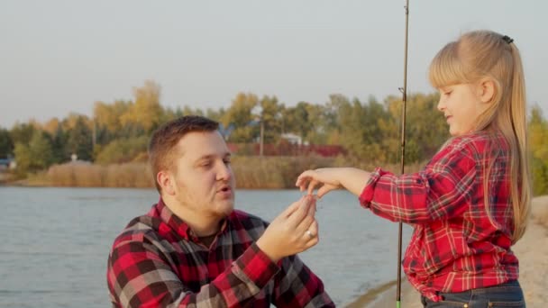 Apa halcsalit mutat a lányának a tó közelében. — Stock videók