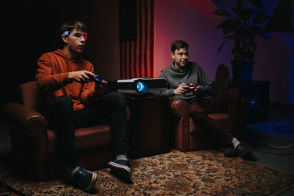 Fröhliche Gamer mit Joysticks spielen Videospiel Stockbild